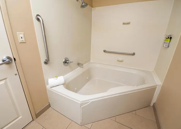Express West By Ihg Hotel Bloomington