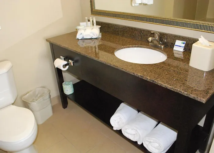 Express West By Ihg Hotel 3*